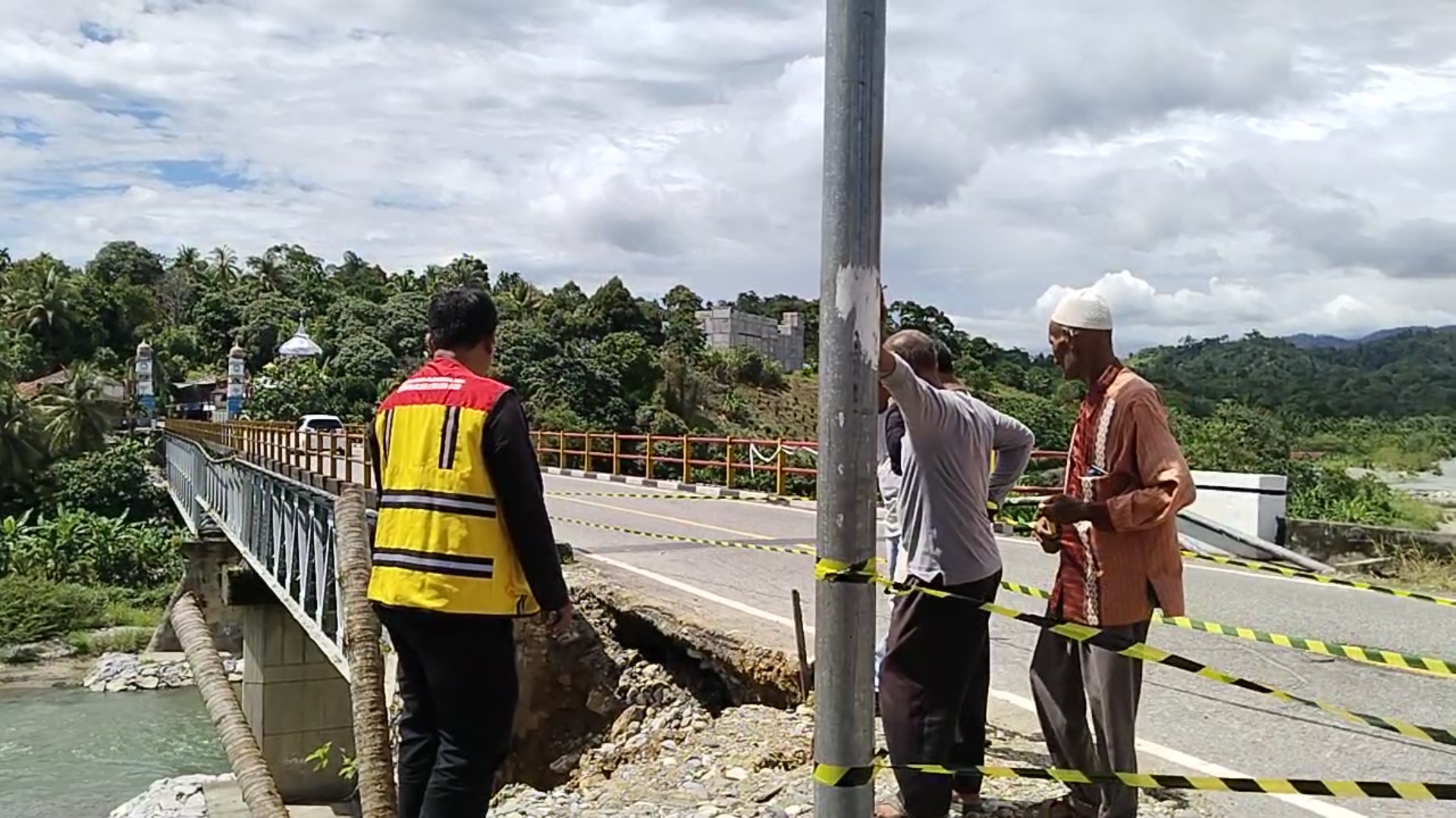 LSM LIBAS Minta Pemerintah Aceh  Membuat Diplikasi  Jembatan Krueng Baru
