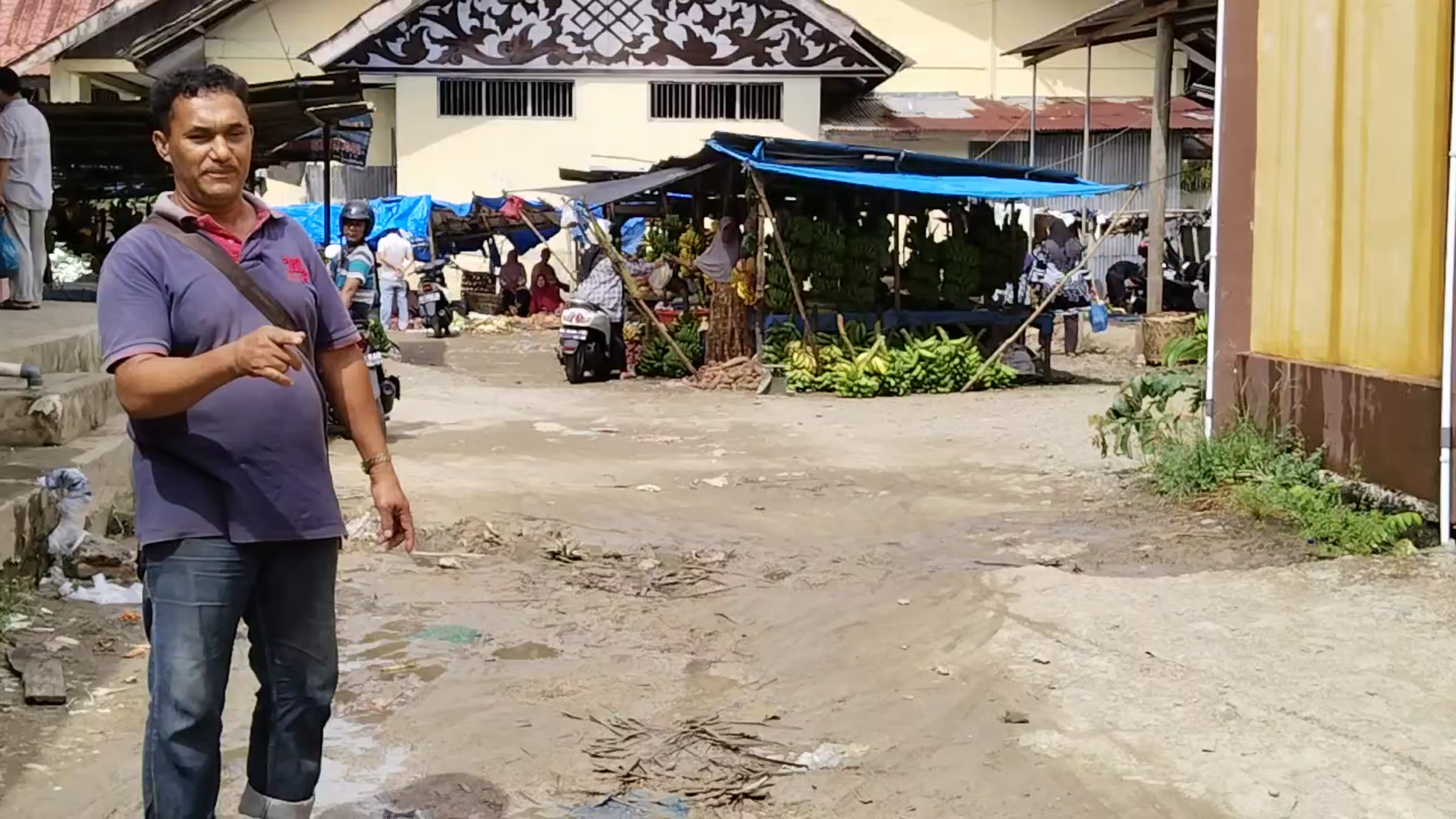 Pasar Inpres Tapaktuan Masih Becek dan Beraroma Tak Sedap