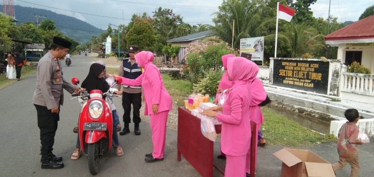 Personil Polsek Kluet Timur Berbagi Takjil kepada Warga Pengguna Jalan