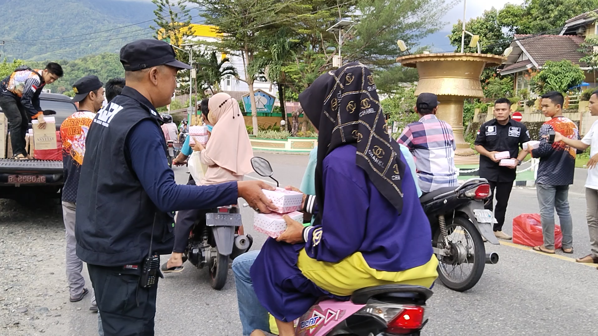 PWO Aceh Selatan Berbagi  Takjil Kepada Pengguna Jalan