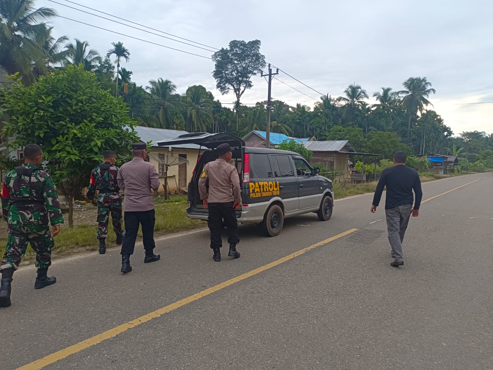Tingkatkan Sinergitas TNI – Polri, Personil Polsek Trumon Timur Gelar Patroli Gabungan