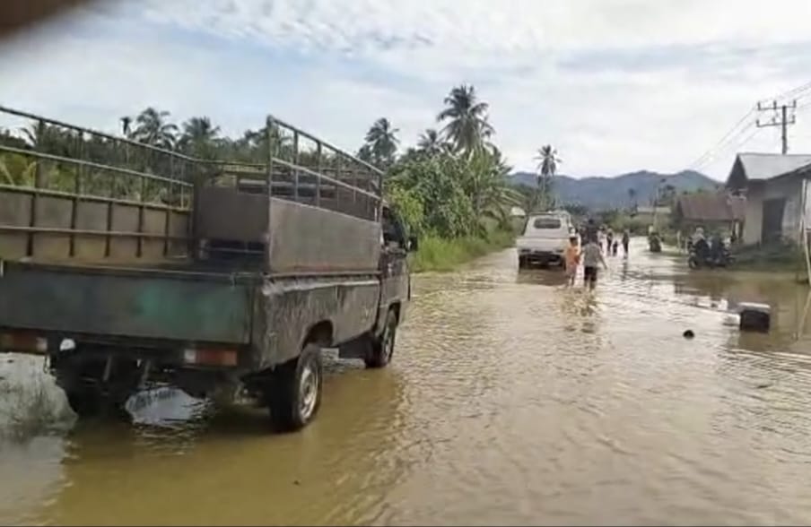 Jalan Lintas Tapaktuan-Subulussalam Terendam Banjir