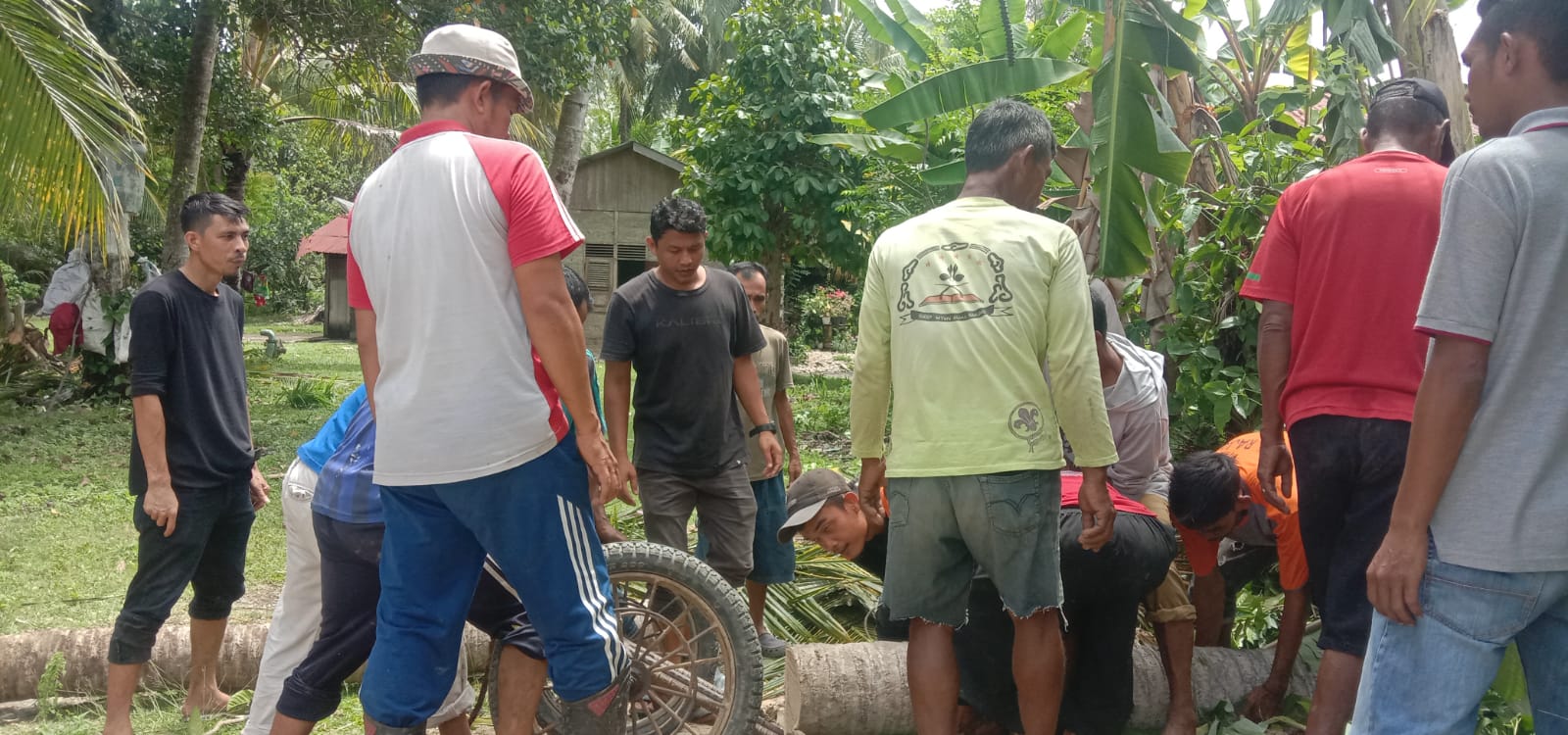 Warga Gampong Kedai Padang dan Ule Raket Bangun Jembatan Darurat