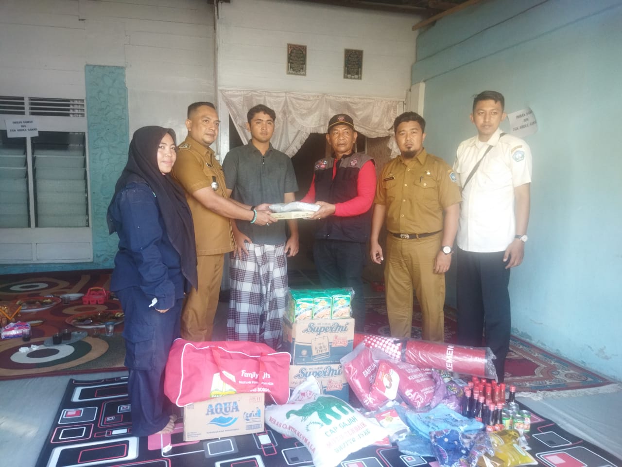 Dinas Sosial Aceh Selatan Serahkan Sembako Kepada Keluarga Wartawan Yang Mengalami Musibah Laka Laut