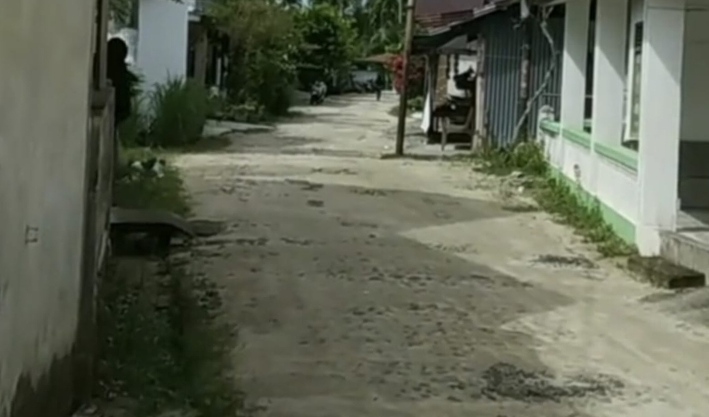 Sudah Puluhan Tahun Jalan Gampong Gadang Samadua Belum Diperbaiki