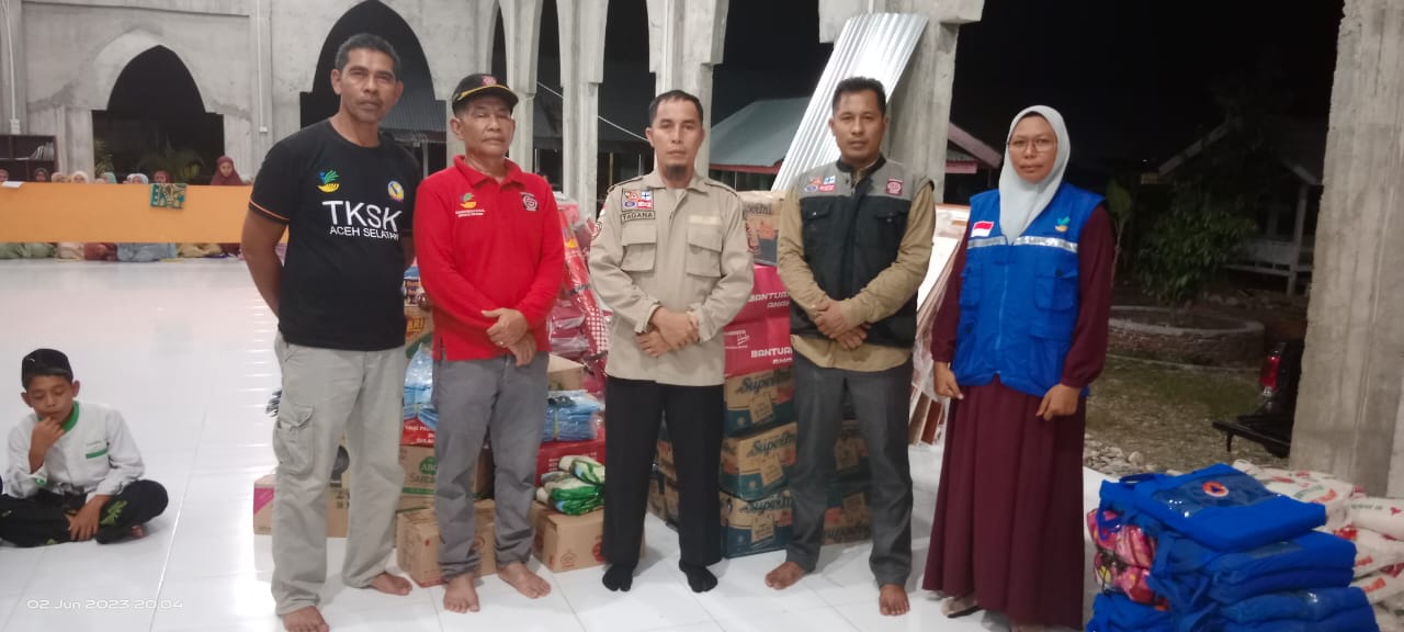Dinas Sosial Aceh Selatan Berikan Bantuan Masa Panik Kepada Korban Kebakaran