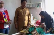 Kadinsos Asel Dampingi Tim Kemensos Jenguk Anak Penderita Bocor Jantung