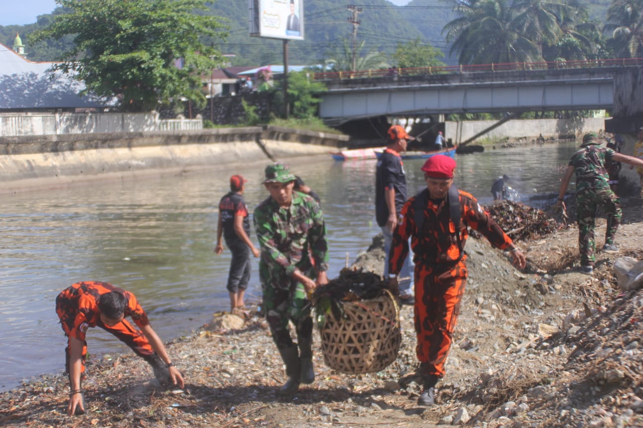 Prajurit TNI-Polri Kembali Turun Ikut Serta Kerja Bhakti Gotong Royong Pembersihan Lingkungan