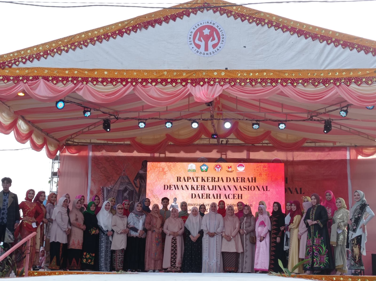 Peragaan Busana Warnai Acara Rakerda Dekranasda Aceh
