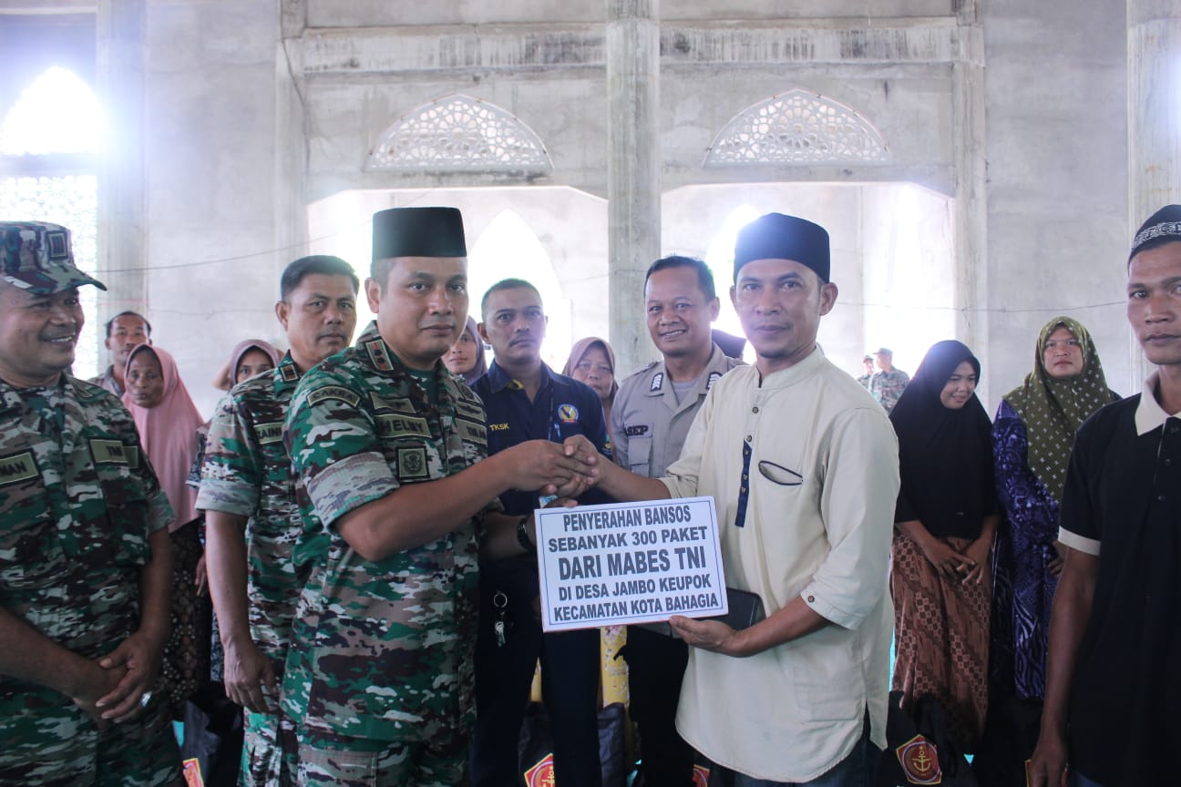 Dandim 0107 Aceh Selatan Salurkan 300 Paket Bantuan Sembako Mabes TNI Kepada Masyarakat Jambo Keupok