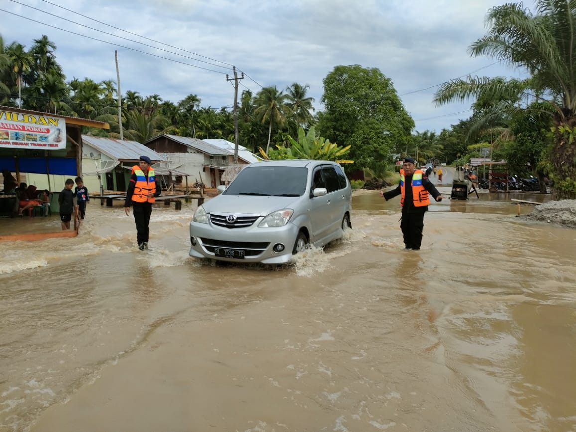 Banjir Rendam Trumon Personel Brimob Disiagakan