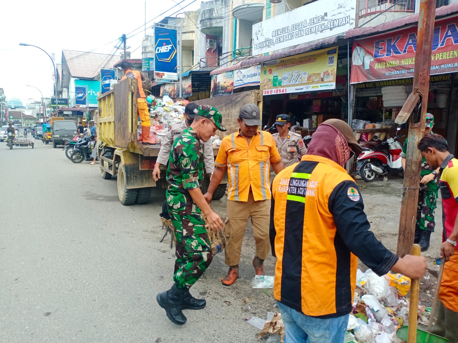Peduli Lingkungan TNI-Polri Sinergi Gotong Royong Bersihkan Sampah
