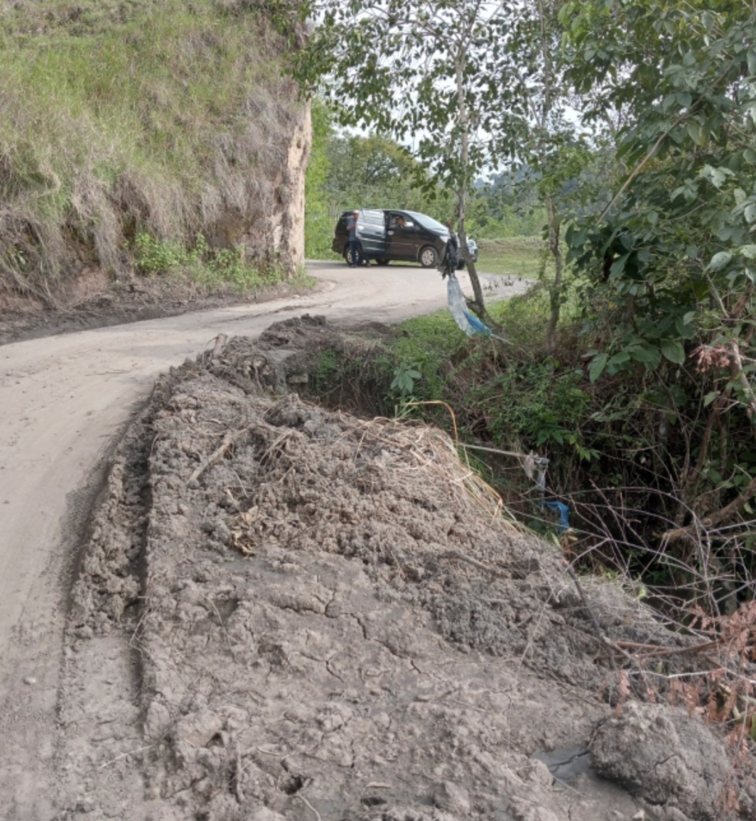 Jalan Lintas Lamteuba-Kueng Raya, Aceh Besar Terancam Putus Akibat Longsor
