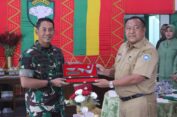Kunker ke Kodim Aceh Selatan, Pangdam IM Dapat Kenang-Kenangan Rencong Batu Dan Kopiah Meukutop