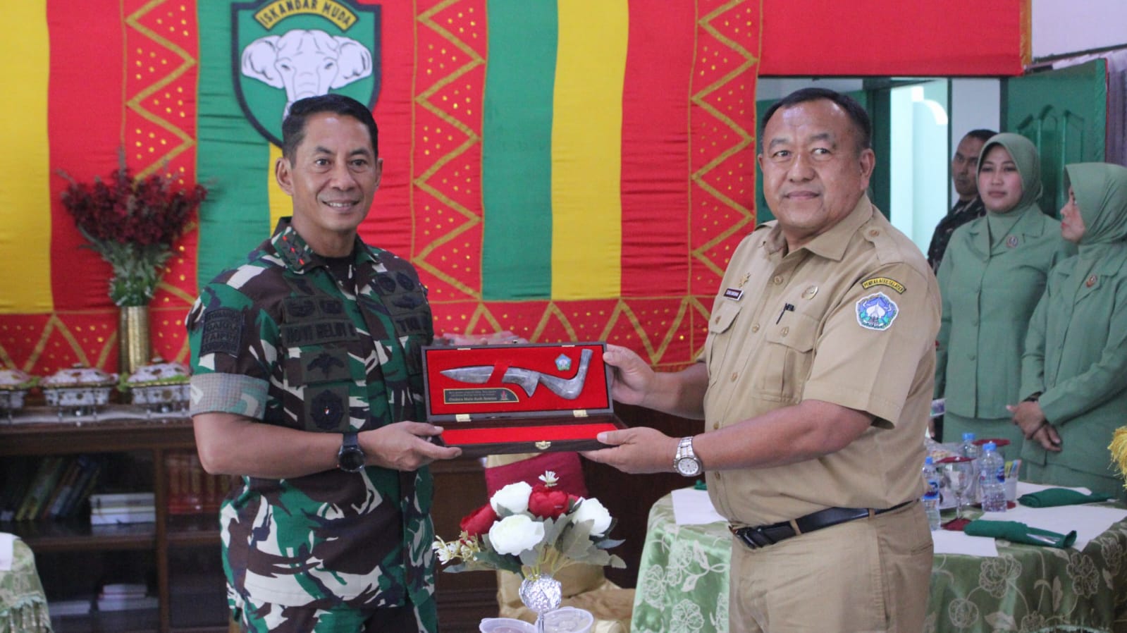 Kunker ke Kodim Aceh Selatan, Pangdam IM Dapat Kenang-Kenangan Rencong Batu Dan Kopiah Meukutop