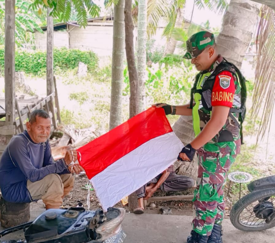 Jelang HUT RI ke 78, Warga Menerima Bendera Merah Putih dari Babinsa Kluet Timur