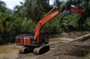 Laksanakan Tugas dan Tanggung Jawab, PT.BMU Menormalisasi Sungai Menggamat