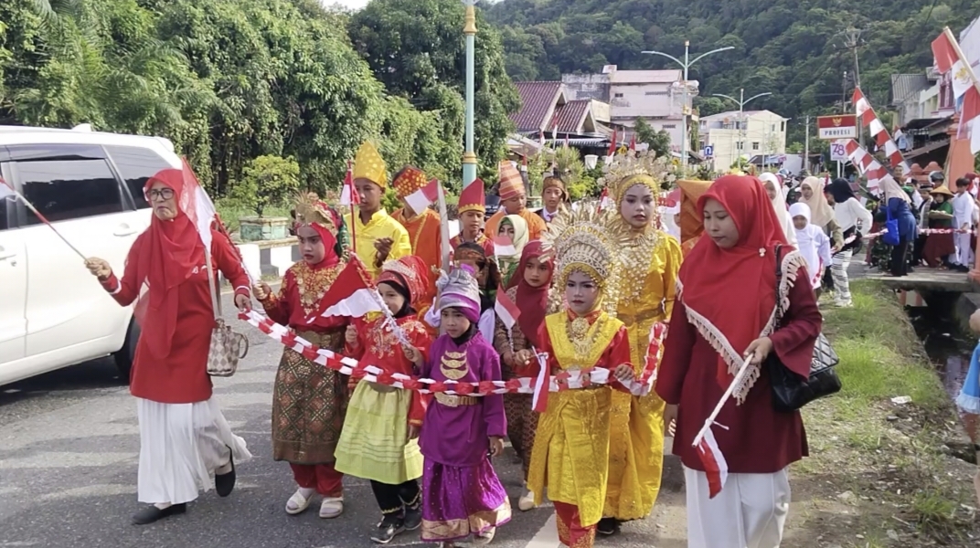 Meriahkan HUT ke 78 Kemerdekaan RI, Siswa-siswi SDN Lhok Keutapang Gelar Karnaval