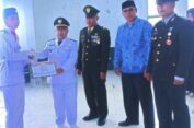 Camat Blangpegayon Serahkan Sertifikat Kepada Personil Paskibra dan Oubade