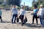 Komunitas Pijay Gleeh Bagikan Kantong Plastik Kepada Pengunjung, Guna Menjaga Lingkungan di Pantai