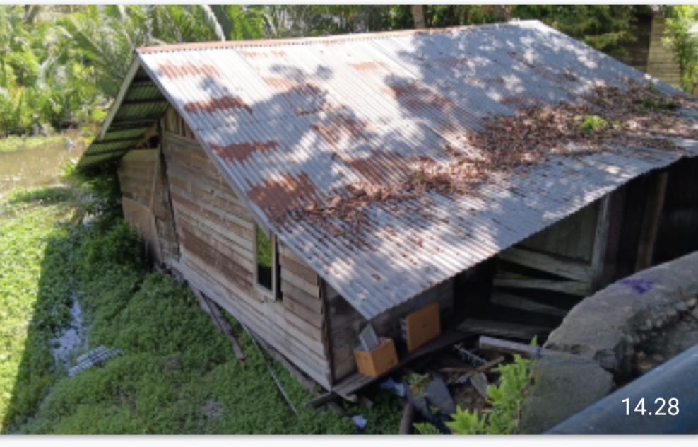 Satu Unit Rumah Berkontruksi Kayu Ambruk ke Sungai di Langsa
