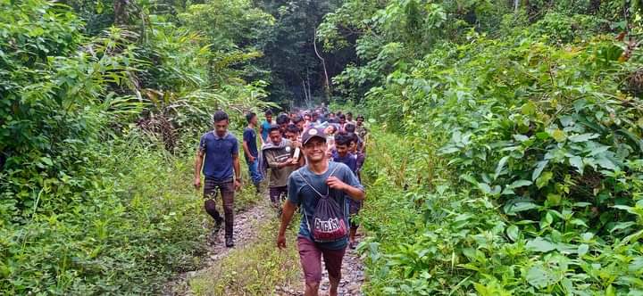 Warga di Pikul Menggunakan Bambu Ke Rumah Sakit Akibat Belasan Tahun Akses Jalan Rusak