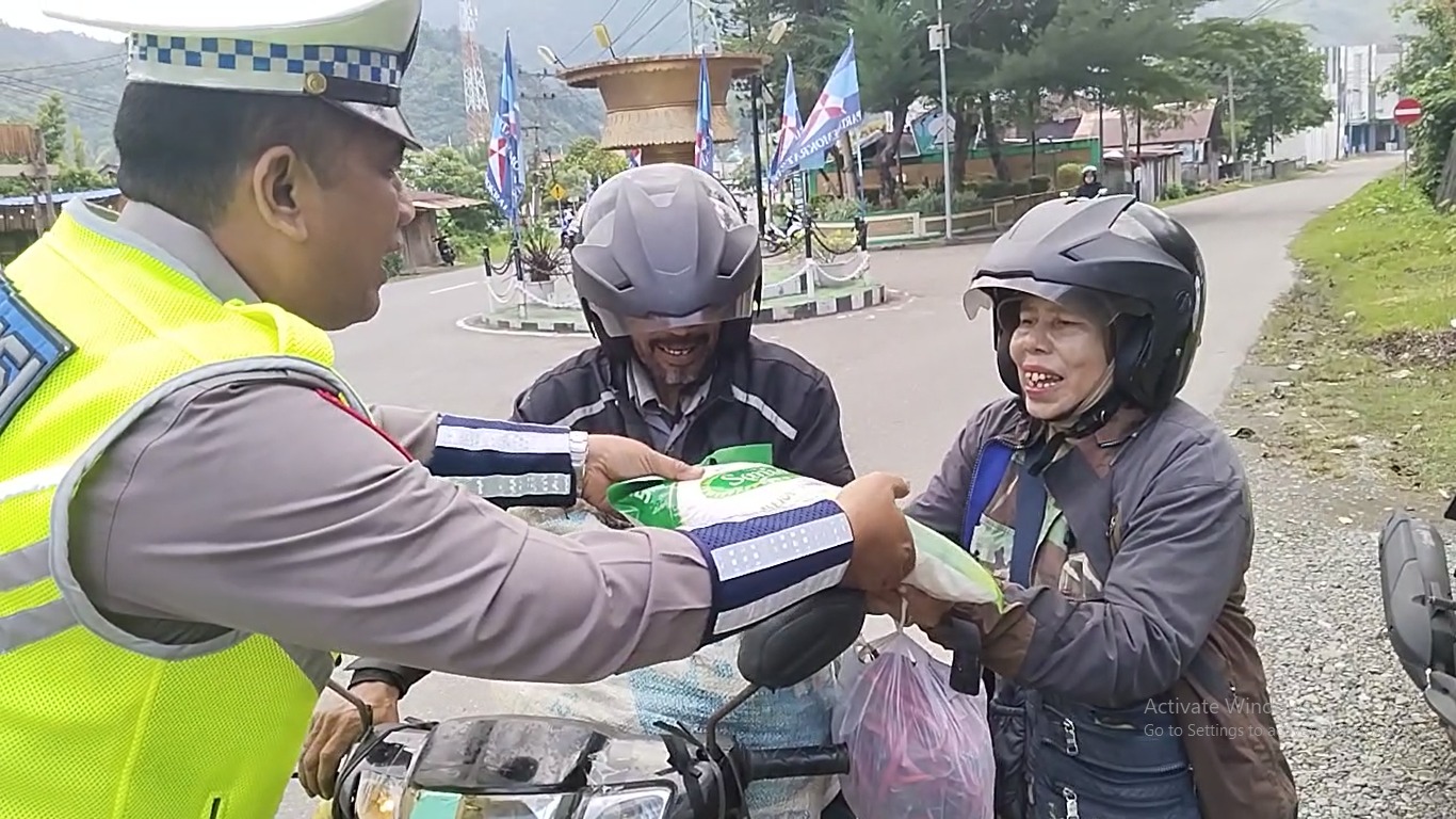 Polres Aceh Selatan Berikan Hadiah Kepada Pengendara Yang Tertib Berlalulintas
