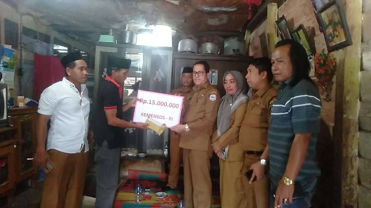 Dinsos Agara Serahkan Santunan Kepada Warga Tertimpa Rumpun Bambu