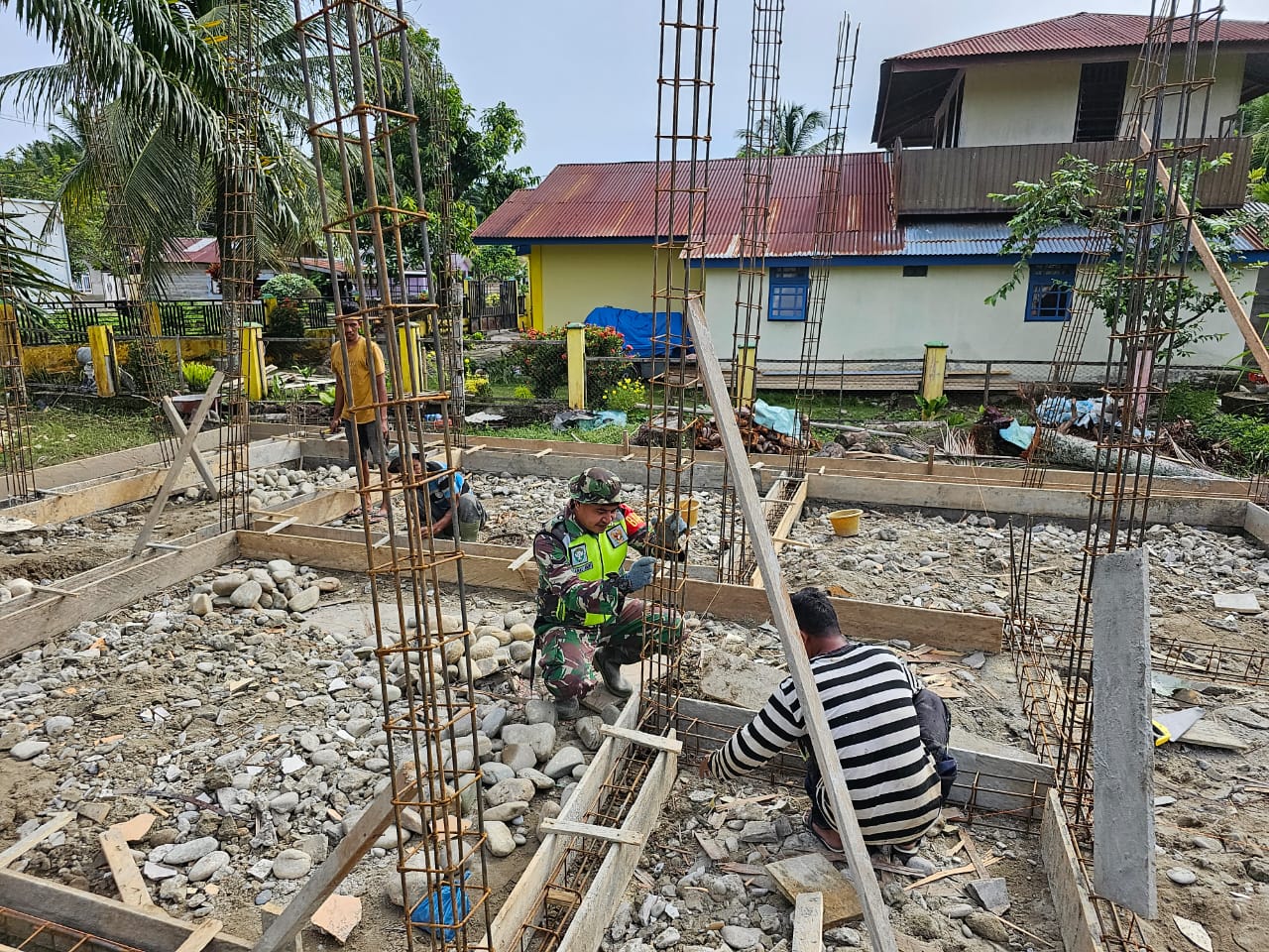 Tergabung Dalam Satgas TMMD, Serda Zainal Amri Tidak Lupa Akan Tugas dan Tanggung Jawabnya Sebagai Babinsa