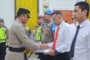 Kapolres Aceh Selatan Memberikan Penghargaan Kepada Personil Yang Berprestasi