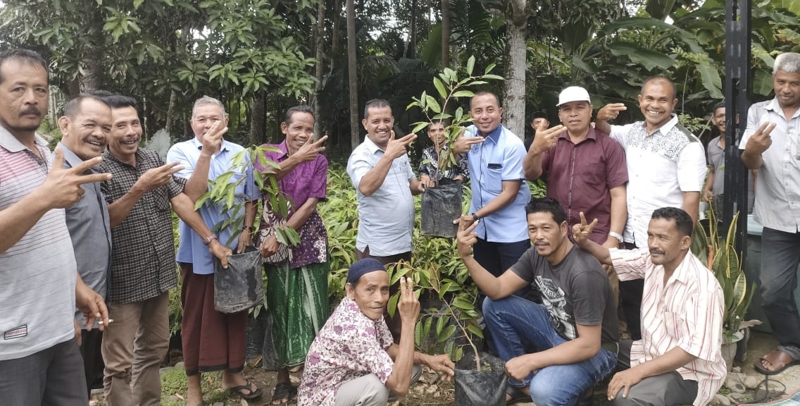 Wakil Ketua Komisi V DPRA Serahkan Bantuan Bibit Durian Musangking dan Montong, Ini Harapannya