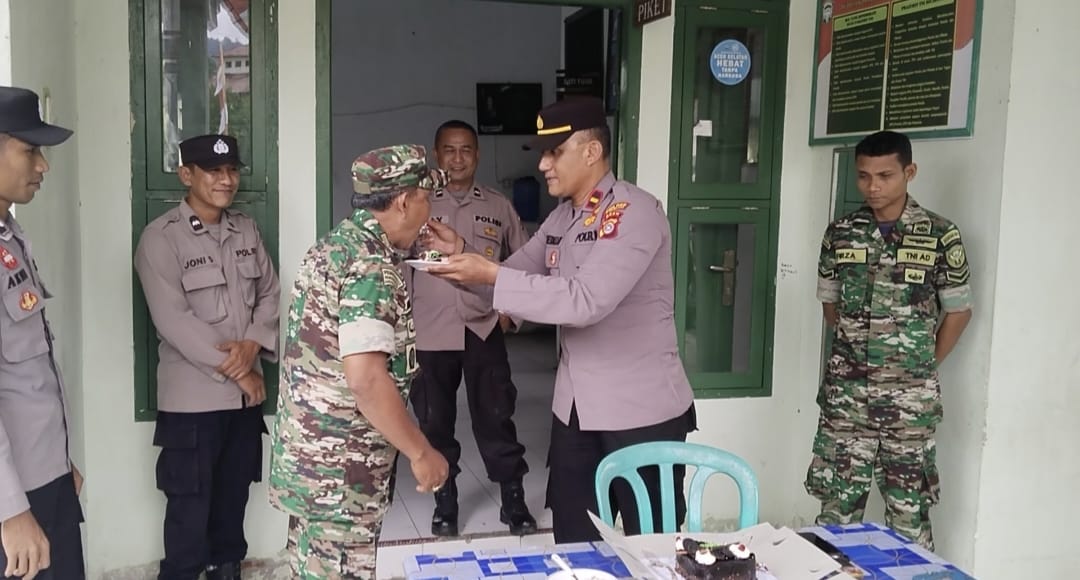 Berikan Ucapan Selamat HUT TNI ke-78 Polsek Jajaran Polres Aceh Selatan Kunjungi Koramil.