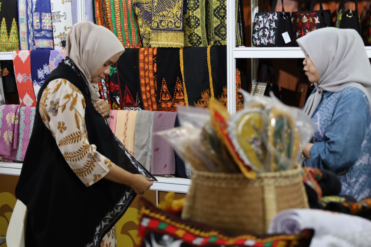 Sambangi Stand Dekranasda Aceh di Inacraft 2023, Ketua DWP Aceh Harap Produk Tanah Rencong Mampu Dongkrat Perekonomian