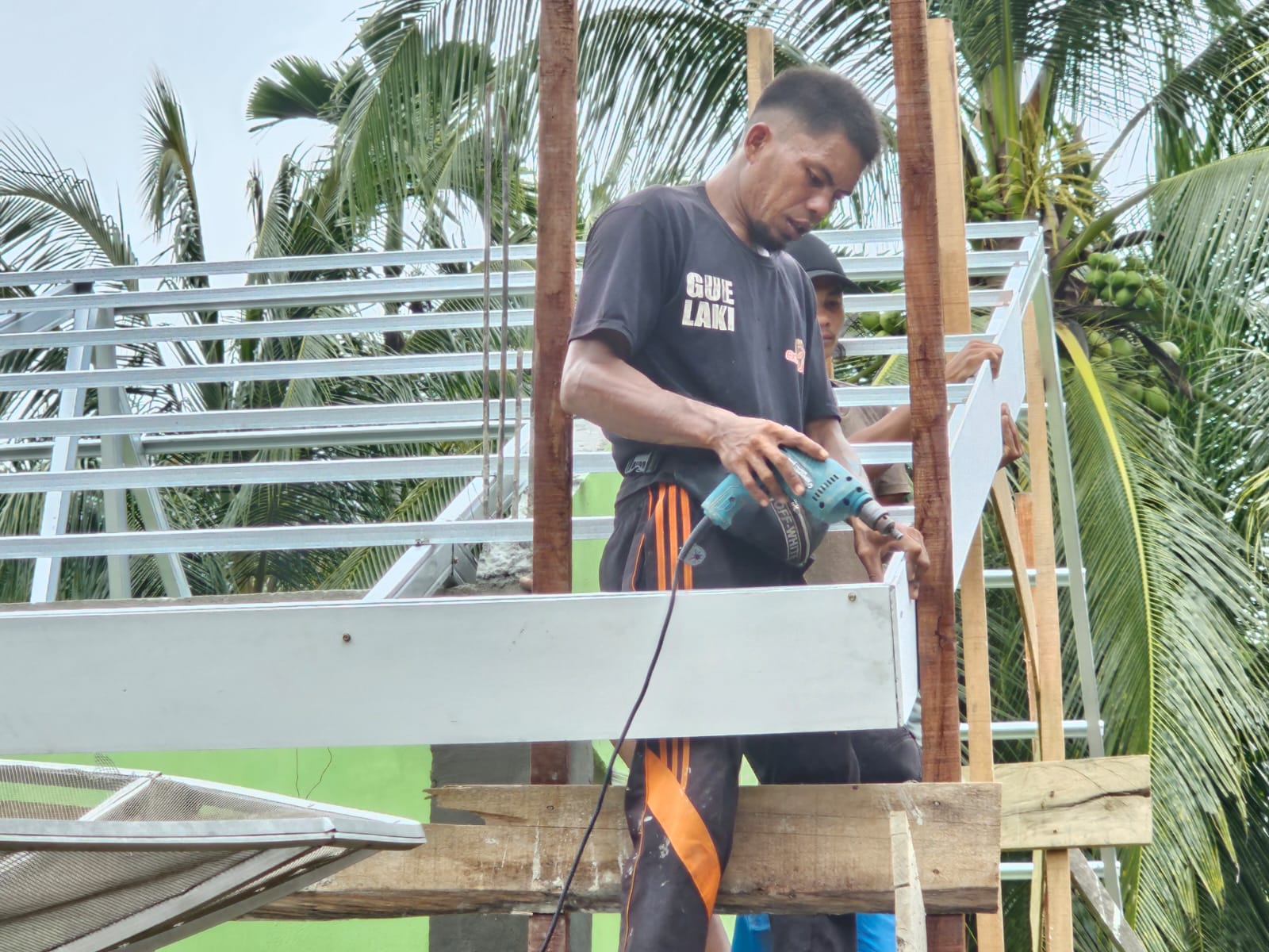 Masyarakat Gampong Sapik Antusias Bantu Satgas TMMD Bangun Rumah Tidak Layak Huni