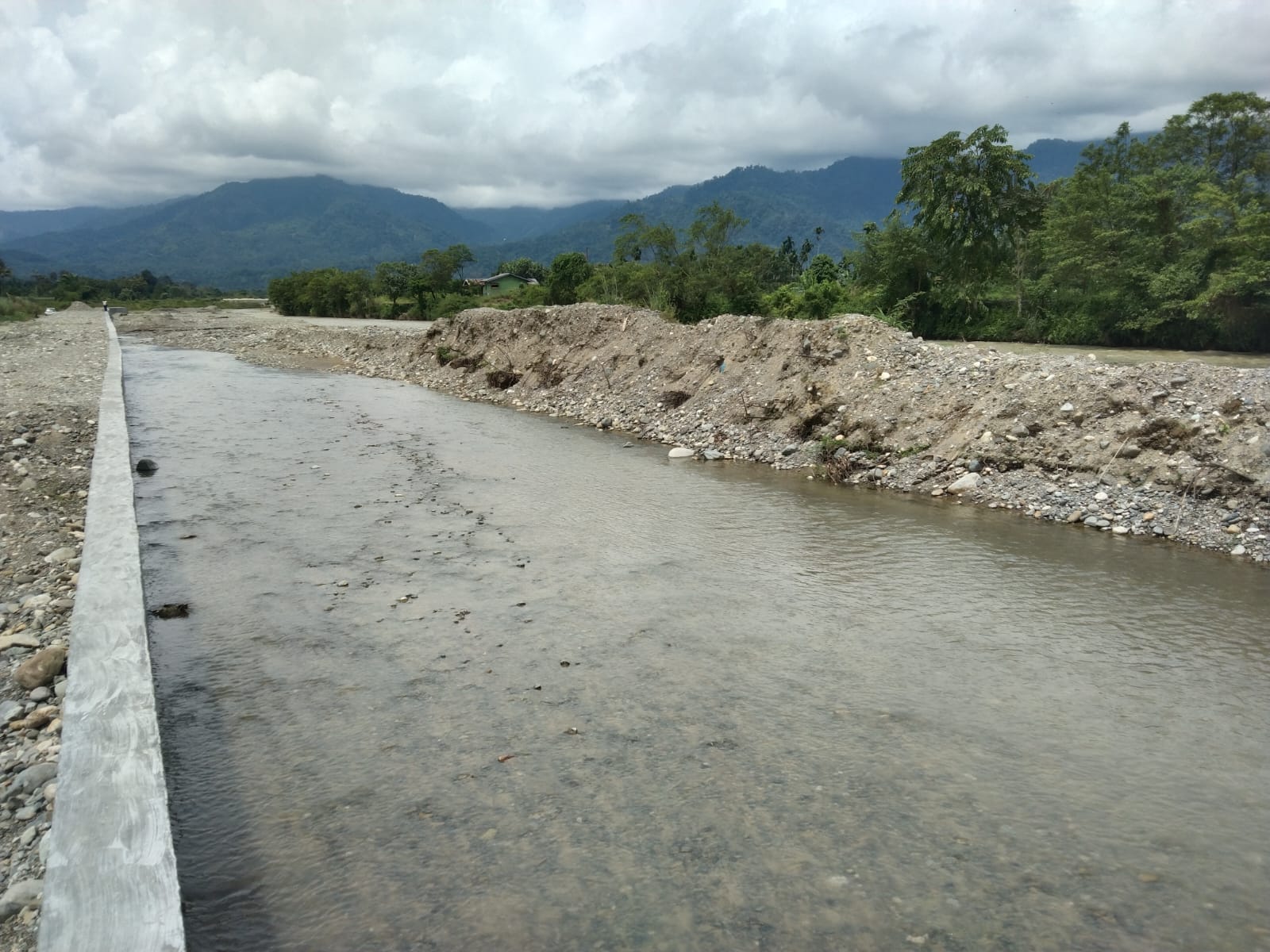 Wah Parah ! Sebagian Kontruksi Proyek Rehabilitasi dan Rekonstruksi Penguatan Tebing di Agara Belum Selesai Dikerjakan, Tapi Sudah di PHO