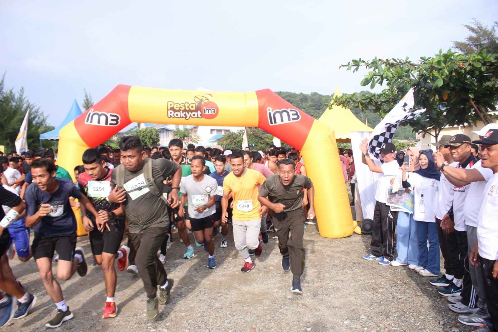 Dandim 0107/Asel Lepas Peserta Lari 5 K dan Jalan Santai Pada Acara Memperingati Hari Sumpah Pemuda ke 95 di Aceh Selatan