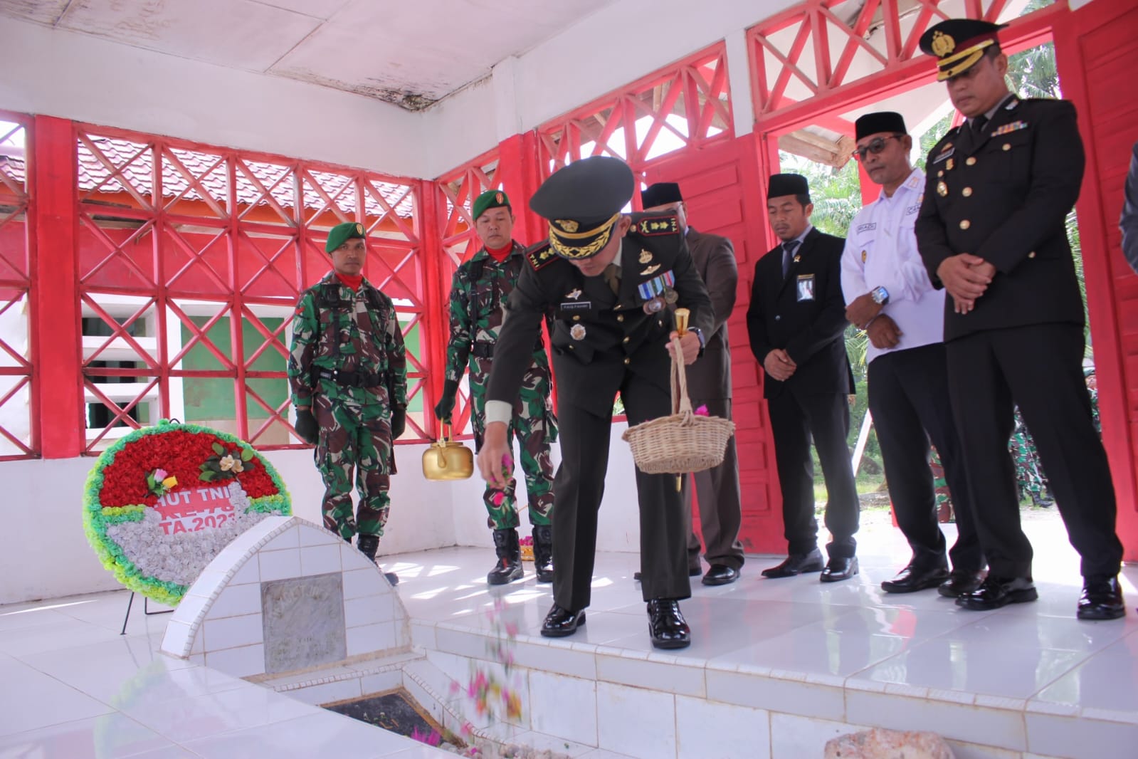 Menyambut HUT TNI 78, Jajaran TNI Aceh Selatan Melaksanakan Upacara Ziarah Nasional