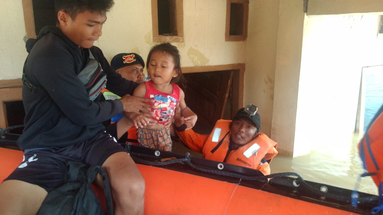 Banjir Trumon ; Satgas SAR Aceh Selatan Menurunkan Personil Untuk Membantu Evakuasi Warga Trumon