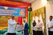 Pemkab Aceh Selatan Serahkan Beasiswa Bagi Mahasiswa Prestasi dan Kurang Mampu TA 2023