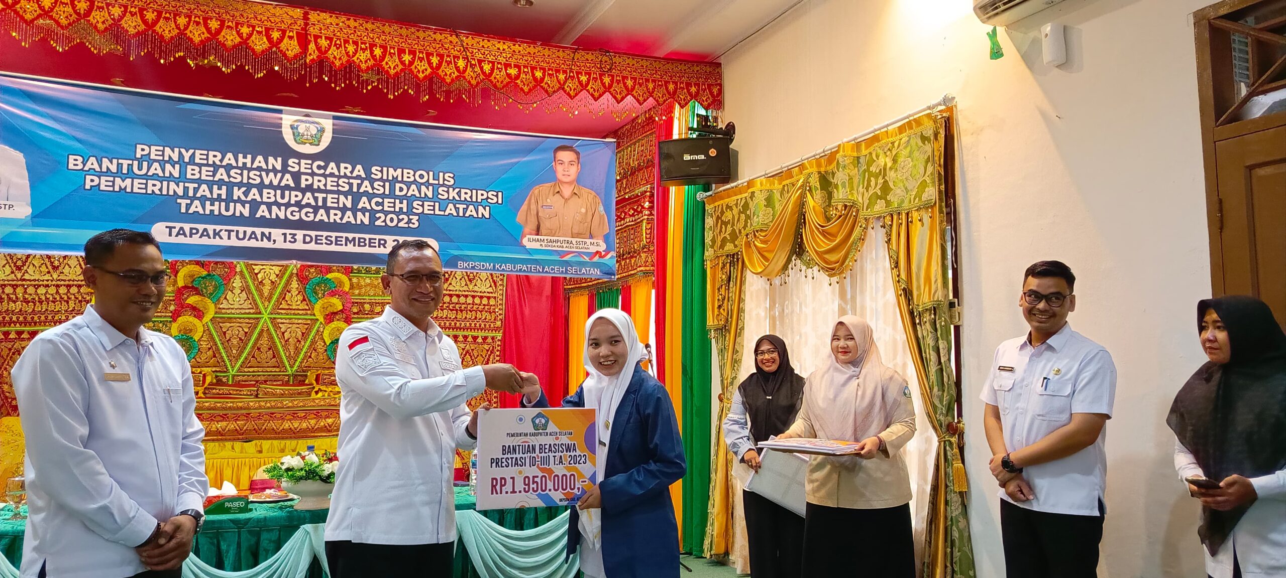 Pemkab Aceh Selatan Serahkan Beasiswa Bagi Mahasiswa Prestasi dan Kurang Mampu TA 2023