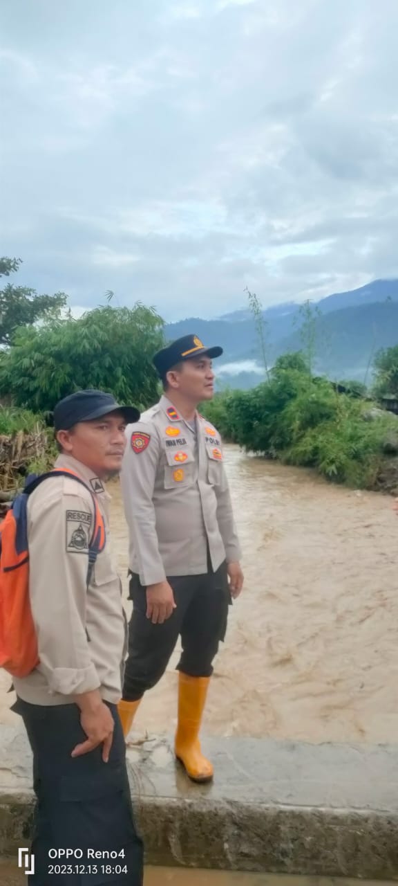 Polsek Bambel Bergerak Cepat Antisipasi Luapan Air Sungai Di Jembatan Kuning I Agara