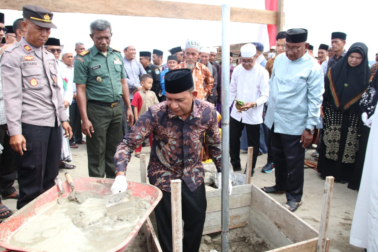 Peletakkan Batu Pertama Pembangunan Masjid Terapung Al – Hamra Bakongan Di Lakukan Oleh PJ. Bupati Aceh Selatan