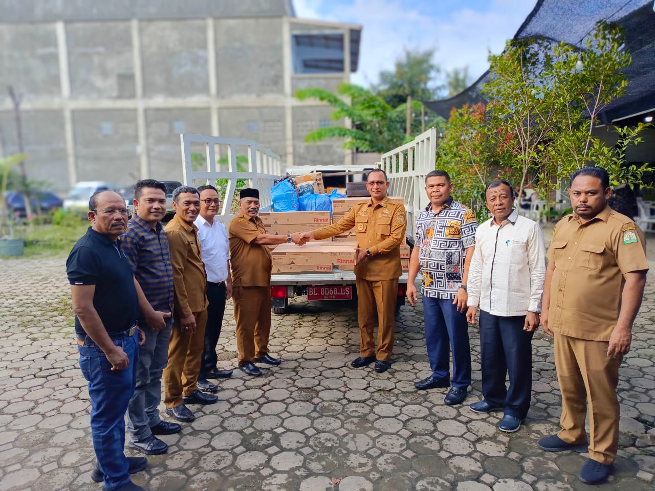 Group Silaturrahmi Masyarakat Aceh Selatan Serahkan Bantuan Untuk Korban Banjir Trumon Tengah