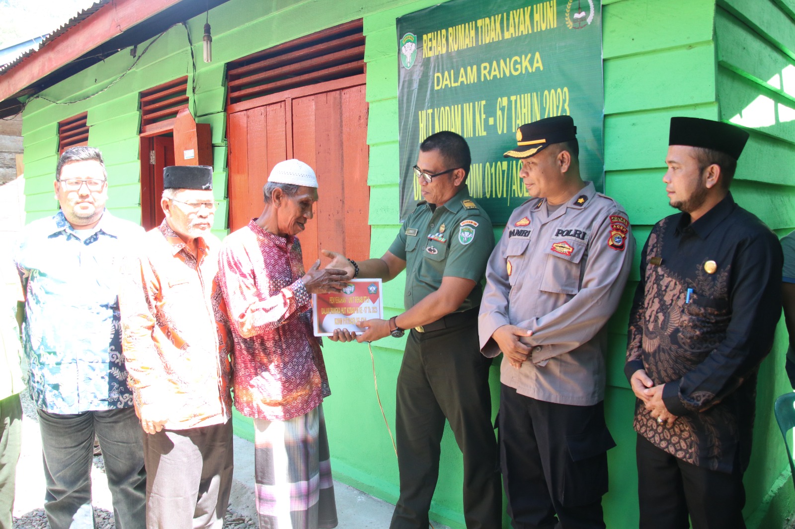 Tangis Bahagia Safruddin Saat Menerima Rumah Layak Huni Bantuan Sosial Kodam Iskandar Muda 