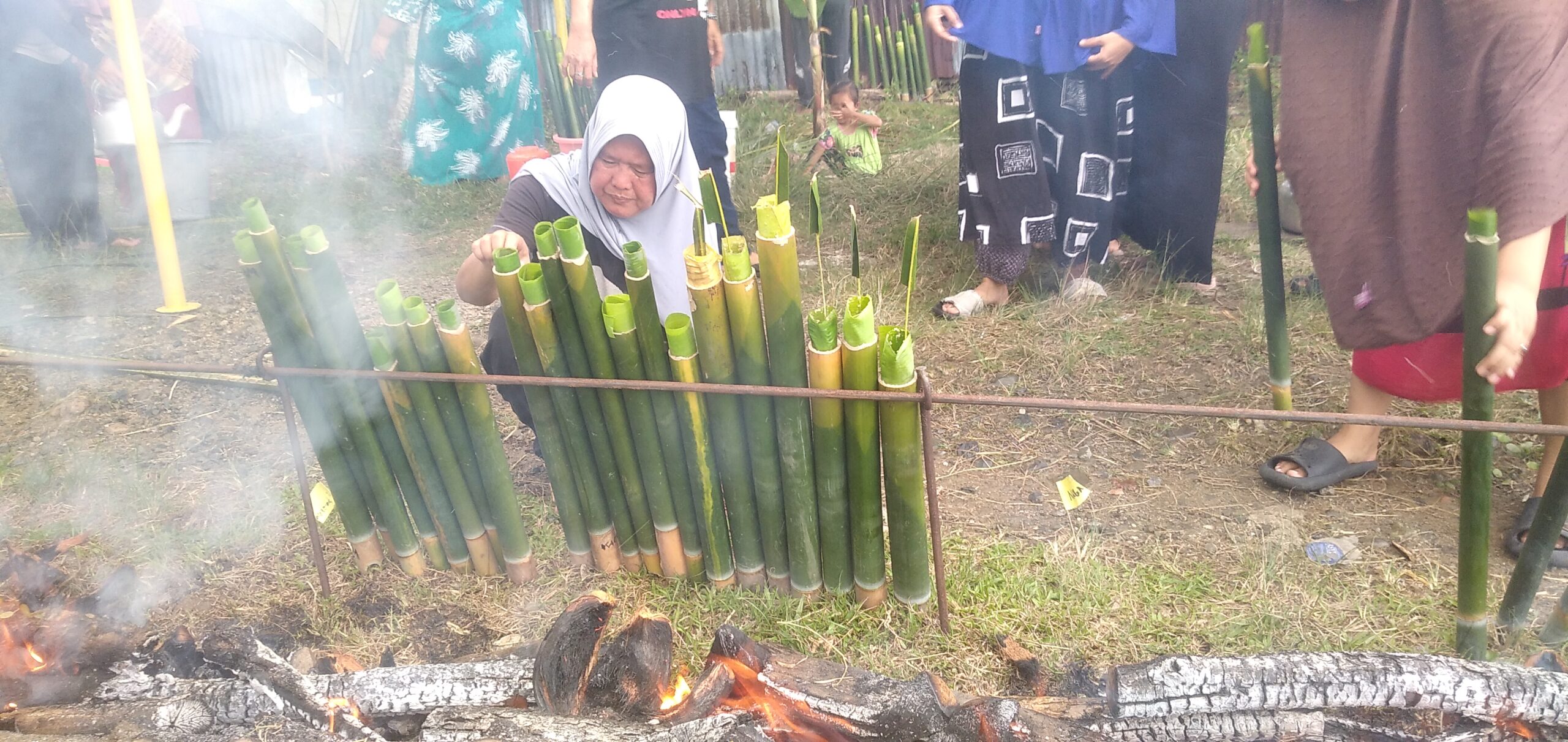 Keuchik Gampong Tepi Air Adakan Lomba Masak Lemang Antar Kelompok Dasa Wisma di Dalam Gampong Tepi Air