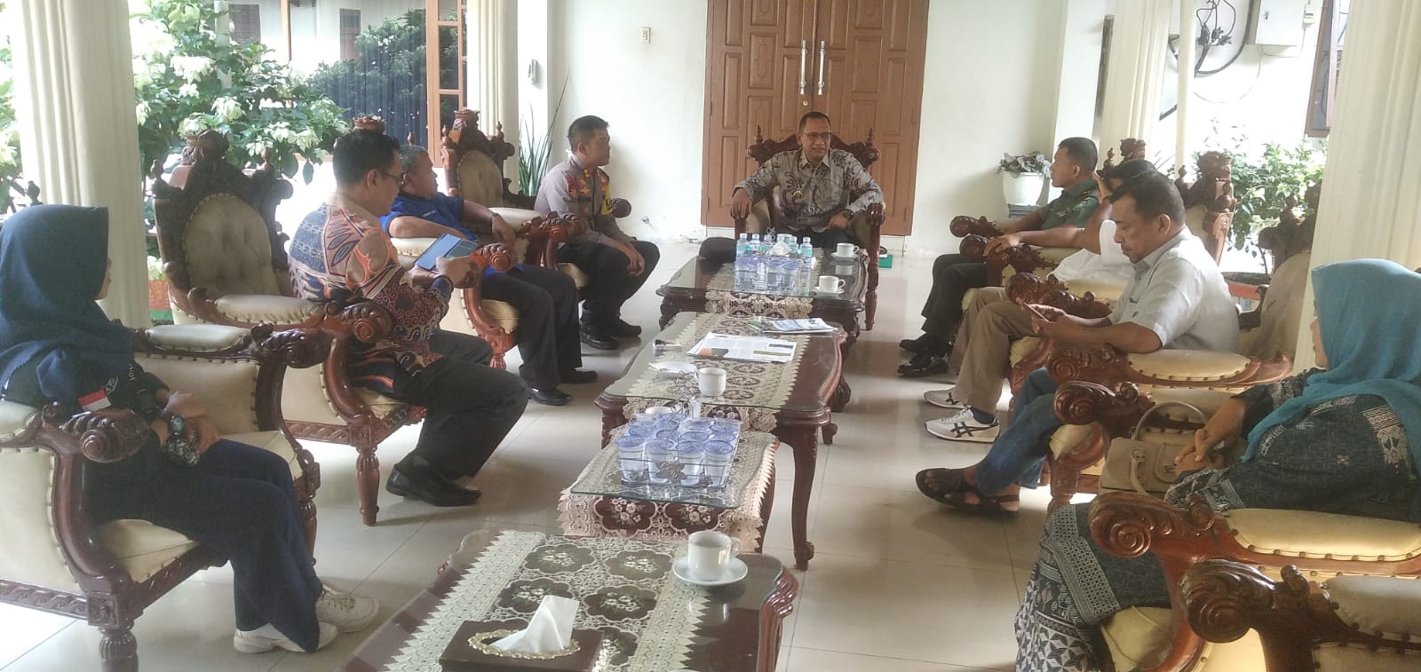 Pj Bupati Aceh Selatan Beserta Unsur Forkopimda Aceh Selatan Duduk Santai Bersama Awak Media