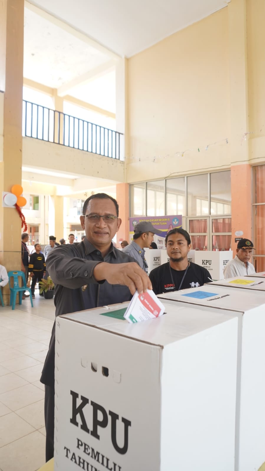 Di Dampingi Kapolres Aceh Selatan PJ. Bupati Aceh Selatan Cut Syazalisma, S.STP Menggunakan Hak Pilih di TPS 02 Dusun Hilir Lhok Bengkuang