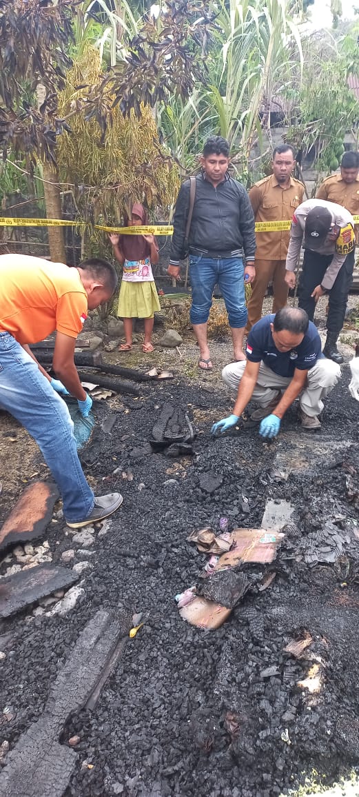 Satreskrim Polres Aceh Selatan Olah TKP Kebakaran Rumah Warga di Labuhanhaji Timur.