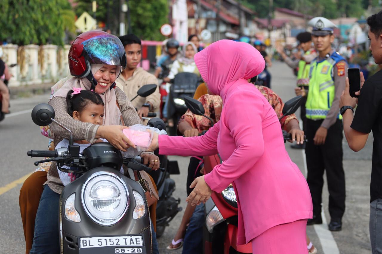Polres Aceh Selatan Berbagi Takjil Kepada Masyarakat Menjelang Berbuka Puasa