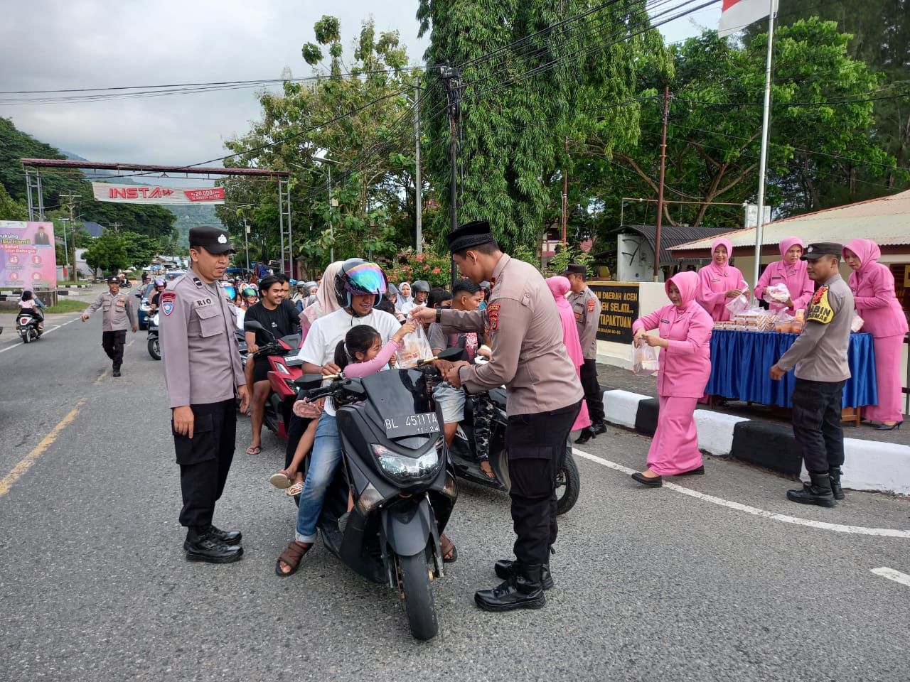 Wujud Kepedulian Polri terhadap Masyarakat, Polsek Tapaktuan Bagikan Takjil Bagi Pengendara.